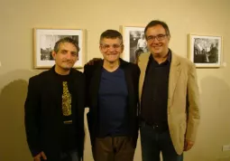 Un momento dell'inagurazione della mostra del forografo Galliano, al centro, con il curatore, Ivo Vigna, e il sindaco, Marco Gallo